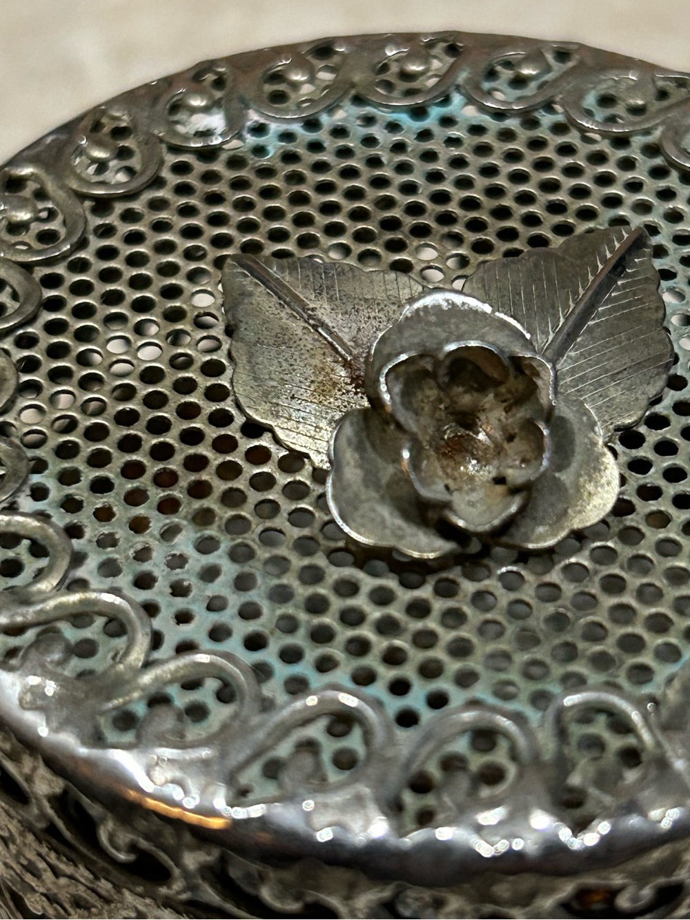 vintage silver-plated trinket box featuring a detailed filigree mesh design - Picture 5 of 10